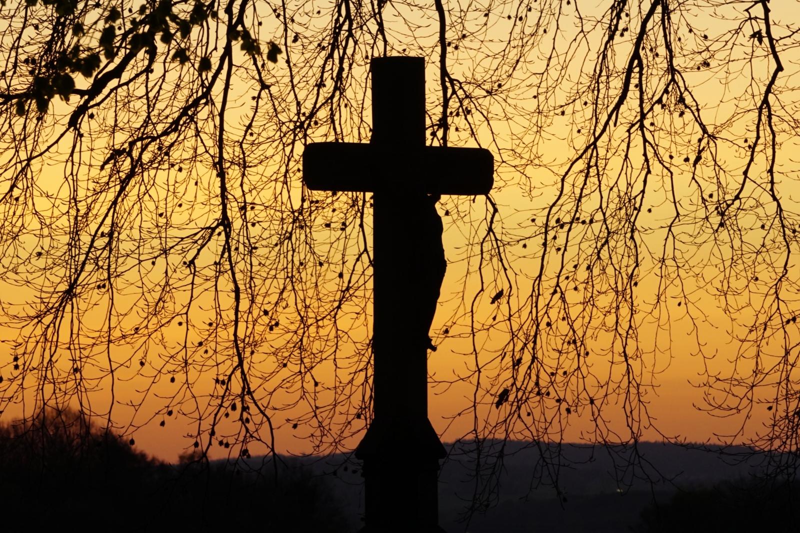 Friedhofskreuz in der Morgenröte