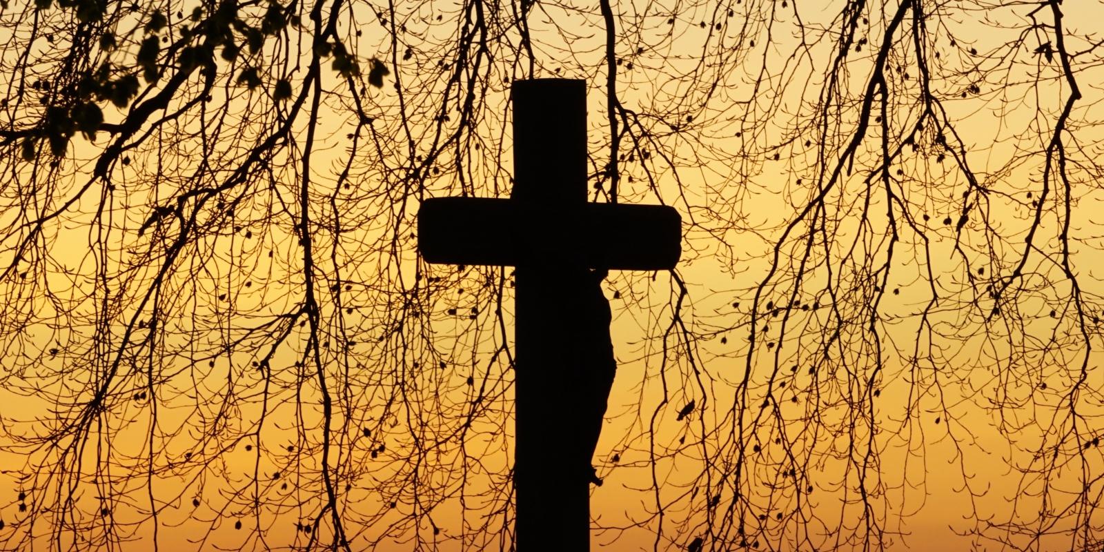 Friedhofskreuz in der Morgenröte
