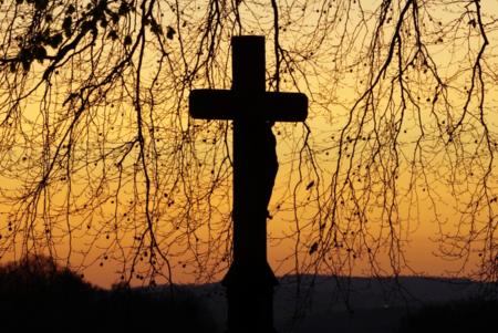 Friedhofskreuz in der Morgenröte