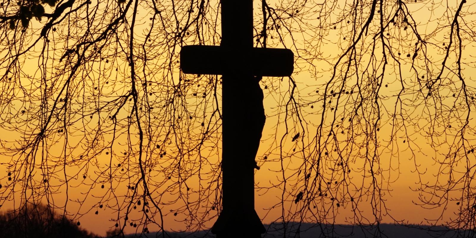 Friedhofskreuz in der Morgenröte