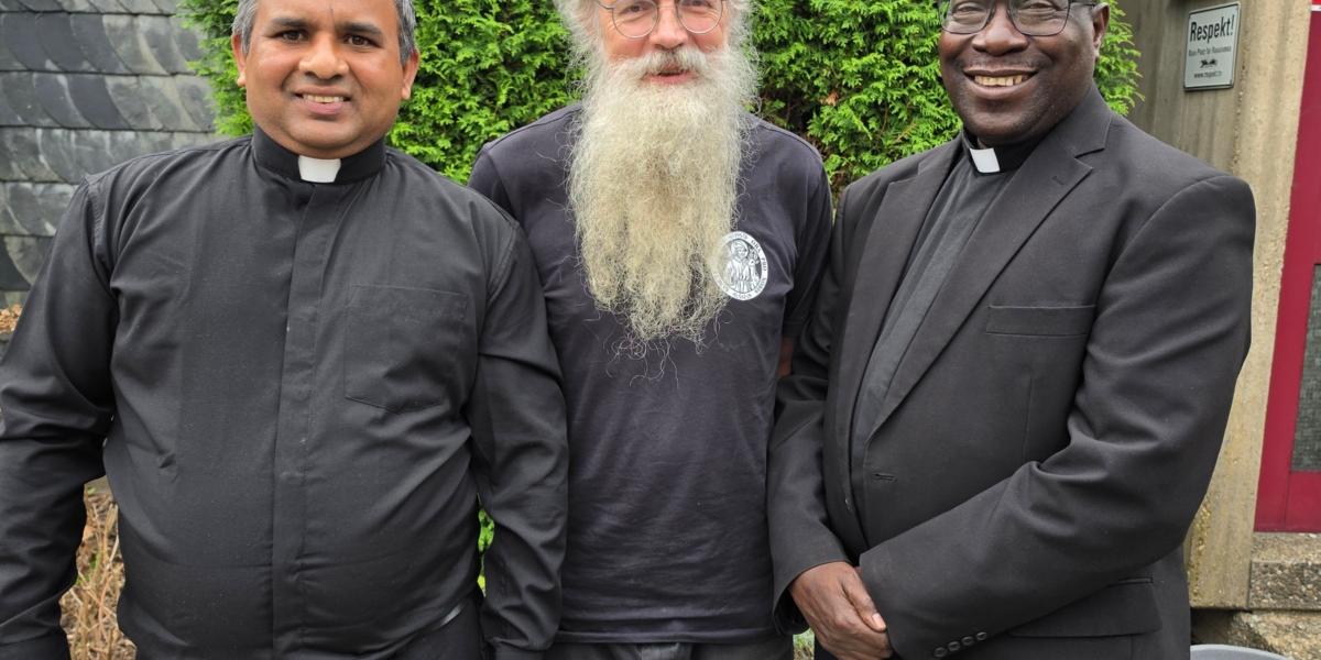 Foto Kaplan Pater Joji Alex, Pfarrvikar Pater Charles Odwar Lekamoi AJ, Pfarrvikar Andreas Luckey