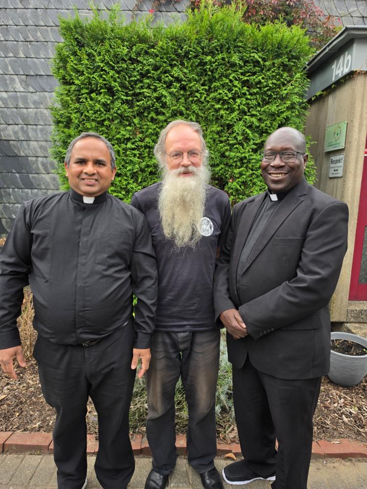 Foto Kaplan Pater Joji Alex, Pfarrvikar Pater Charles Odwar Lekamoi AJ, Pfarrvikar Andreas Luckey