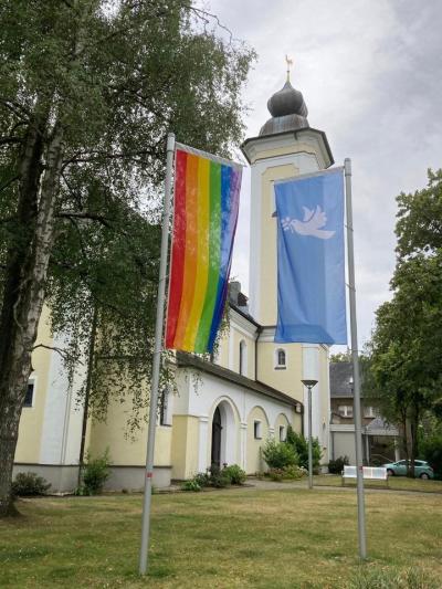 Regenbogen Fahne vor Hl. Kreuz