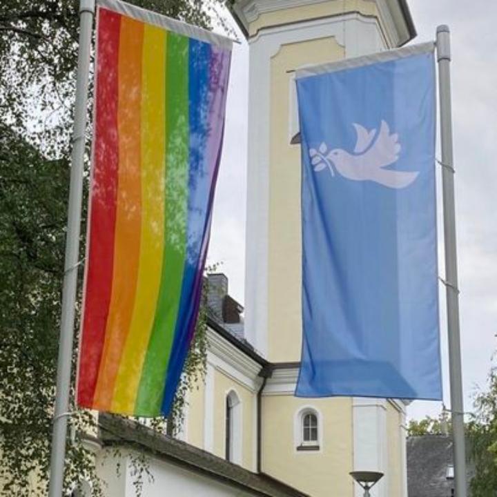 Regenbogen Fahne vor Hl. Kreuz